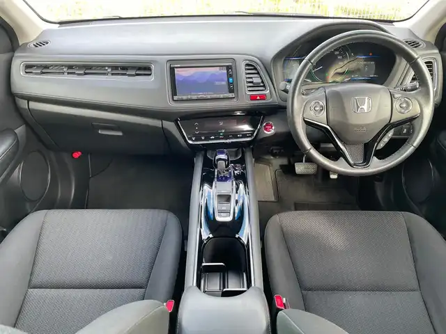 ホンダ ヴェゼル ハイブリッド X 鳥取県 2015(平27)年 6.9万km クリスタルブラックパール ワンオーナー/純正ナビ/フルセグ/CD/DVD/BT/USB/バックカメラ・ETC/シティブレーキアクティブシステム/クルーズコントロール/横滑り防止装置/電動パーキングブレーキ/LEDヘットライト/フォグライト/純正16インチアルミホイール/カーテンエアバッグ/パドルシフト/プッシュエンジンスタート/スペアキー/フロアマット/ドアバイザー