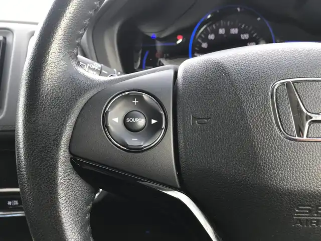 ホンダ ヴェゼル ハイブリッド X 鳥取県 2015(平27)年 6.9万km クリスタルブラックパール ワンオーナー/純正ナビ/フルセグ/CD/DVD/BT/USB/バックカメラ・ETC/シティブレーキアクティブシステム/クルーズコントロール/横滑り防止装置/電動パーキングブレーキ/LEDヘットライト/フォグライト/純正16インチアルミホイール/カーテンエアバッグ/パドルシフト/プッシュエンジンスタート/スペアキー/フロアマット/ドアバイザー