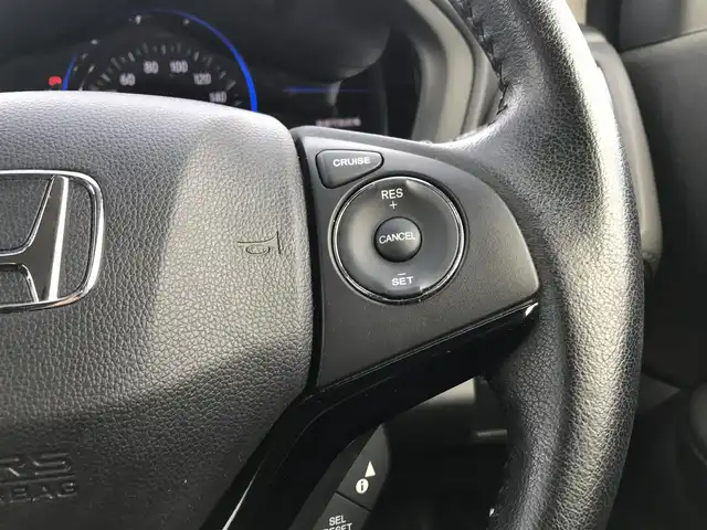 ホンダ ヴェゼル ハイブリッド X 鳥取県 2015(平27)年 6.9万km クリスタルブラックパール ワンオーナー/純正ナビ/フルセグ/CD/DVD/BT/USB/バックカメラ・ETC/シティブレーキアクティブシステム/クルーズコントロール/横滑り防止装置/電動パーキングブレーキ/LEDヘットライト/フォグライト/純正16インチアルミホイール/カーテンエアバッグ/パドルシフト/プッシュエンジンスタート/スペアキー/フロアマット/ドアバイザー