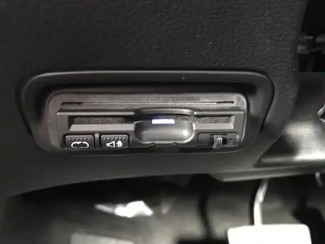 ホンダ ヴェゼル ハイブリッド X 鳥取県 2015(平27)年 6.9万km クリスタルブラックパール ワンオーナー/純正ナビ/フルセグ/CD/DVD/BT/USB/バックカメラ・ETC/シティブレーキアクティブシステム/クルーズコントロール/横滑り防止装置/電動パーキングブレーキ/LEDヘットライト/フォグライト/純正16インチアルミホイール/カーテンエアバッグ/パドルシフト/プッシュエンジンスタート/スペアキー/フロアマット/ドアバイザー