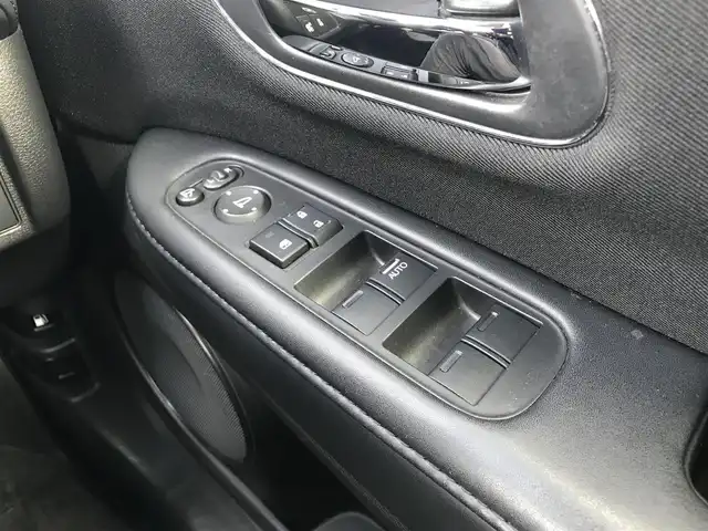 ホンダ ヴェゼル ハイブリッド X 鳥取県 2015(平27)年 6.9万km クリスタルブラックパール ワンオーナー/純正ナビ/フルセグ/CD/DVD/BT/USB/バックカメラ・ETC/シティブレーキアクティブシステム/クルーズコントロール/横滑り防止装置/電動パーキングブレーキ/LEDヘットライト/フォグライト/純正16インチアルミホイール/カーテンエアバッグ/パドルシフト/プッシュエンジンスタート/スペアキー/フロアマット/ドアバイザー