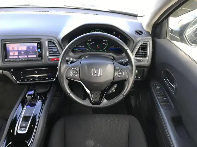 ホンダ ヴェゼル ハイブリッド X 鳥取県 2015(平27)年 6.9万km クリスタルブラックパール ワンオーナー/純正ナビ/フルセグ/CD/DVD/BT/USB/バックカメラ・ETC/シティブレーキアクティブシステム/クルーズコントロール/横滑り防止装置/電動パーキングブレーキ/LEDヘットライト/フォグライト/純正16インチアルミホイール/カーテンエアバッグ/パドルシフト/プッシュエンジンスタート/スペアキー/フロアマット/ドアバイザー