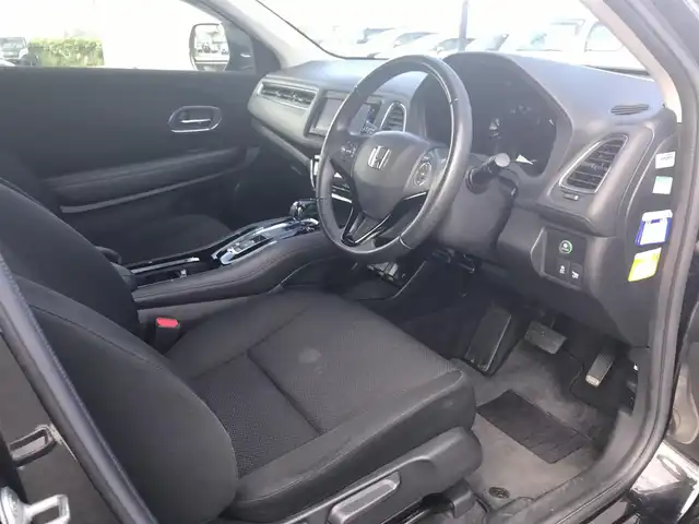 ホンダ ヴェゼル ハイブリッド X 鳥取県 2015(平27)年 6.9万km クリスタルブラックパール ワンオーナー/純正ナビ/フルセグ/CD/DVD/BT/USB/バックカメラ・ETC/シティブレーキアクティブシステム/クルーズコントロール/横滑り防止装置/電動パーキングブレーキ/LEDヘットライト/フォグライト/純正16インチアルミホイール/カーテンエアバッグ/パドルシフト/プッシュエンジンスタート/スペアキー/フロアマット/ドアバイザー