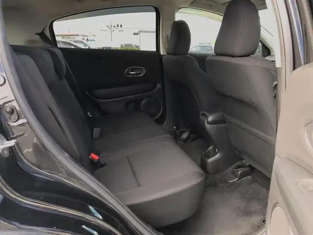 ホンダ ヴェゼル ハイブリッド X 鳥取県 2015(平27)年 6.9万km クリスタルブラックパール ワンオーナー/純正ナビ/フルセグ/CD/DVD/BT/USB/バックカメラ・ETC/シティブレーキアクティブシステム/クルーズコントロール/横滑り防止装置/電動パーキングブレーキ/LEDヘットライト/フォグライト/純正16インチアルミホイール/カーテンエアバッグ/パドルシフト/プッシュエンジンスタート/スペアキー/フロアマット/ドアバイザー