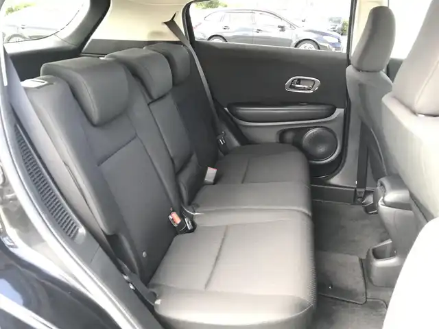 ホンダ ヴェゼル ハイブリッド X 鳥取県 2015(平27)年 6.9万km クリスタルブラックパール ワンオーナー/純正ナビ/フルセグ/CD/DVD/BT/USB/バックカメラ・ETC/シティブレーキアクティブシステム/クルーズコントロール/横滑り防止装置/電動パーキングブレーキ/LEDヘットライト/フォグライト/純正16インチアルミホイール/カーテンエアバッグ/パドルシフト/プッシュエンジンスタート/スペアキー/フロアマット/ドアバイザー