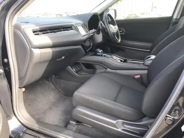 ホンダ ヴェゼル ハイブリッド X 鳥取県 2015(平27)年 6.9万km クリスタルブラックパール ワンオーナー/純正ナビ/フルセグ/CD/DVD/BT/USB/バックカメラ・ETC/シティブレーキアクティブシステム/クルーズコントロール/横滑り防止装置/電動パーキングブレーキ/LEDヘットライト/フォグライト/純正16インチアルミホイール/カーテンエアバッグ/パドルシフト/プッシュエンジンスタート/スペアキー/フロアマット/ドアバイザー