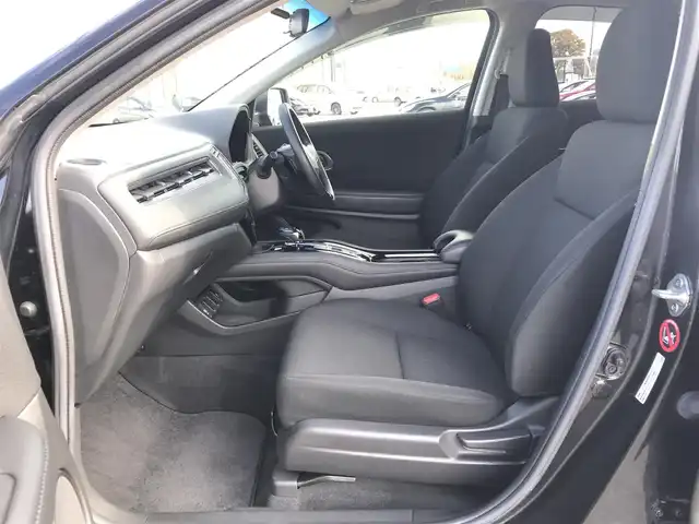 ホンダ ヴェゼル ハイブリッド X 鳥取県 2015(平27)年 6.9万km クリスタルブラックパール ワンオーナー/純正ナビ/フルセグ/CD/DVD/BT/USB/バックカメラ・ETC/シティブレーキアクティブシステム/クルーズコントロール/横滑り防止装置/電動パーキングブレーキ/LEDヘットライト/フォグライト/純正16インチアルミホイール/カーテンエアバッグ/パドルシフト/プッシュエンジンスタート/スペアキー/フロアマット/ドアバイザー