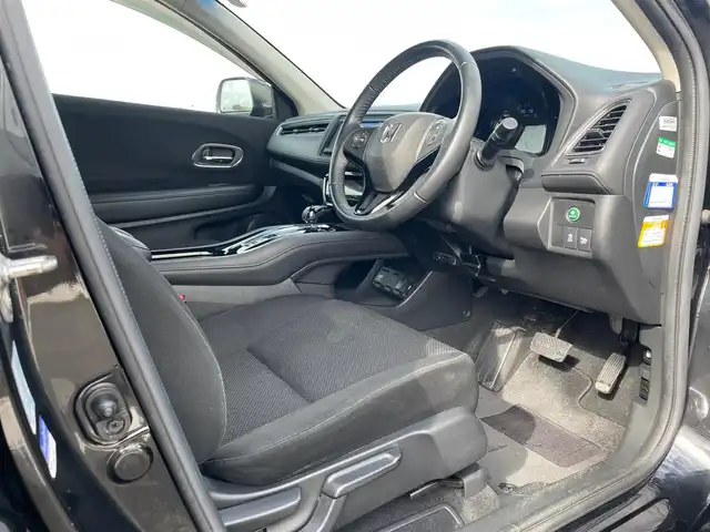 ホンダ ヴェゼル ハイブリッド X 鳥取県 2015(平27)年 6.9万km クリスタルブラックパール ワンオーナー/純正ナビ/フルセグ/CD/DVD/BT/USB/バックカメラ・ETC/シティブレーキアクティブシステム/クルーズコントロール/横滑り防止装置/電動パーキングブレーキ/LEDヘットライト/フォグライト/純正16インチアルミホイール/カーテンエアバッグ/パドルシフト/プッシュエンジンスタート/スペアキー/フロアマット/ドアバイザー