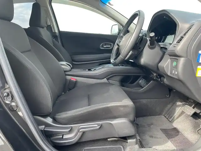 ホンダ ヴェゼル ハイブリッド X 鳥取県 2015(平27)年 6.9万km クリスタルブラックパール ワンオーナー/純正ナビ/フルセグ/CD/DVD/BT/USB/バックカメラ・ETC/シティブレーキアクティブシステム/クルーズコントロール/横滑り防止装置/電動パーキングブレーキ/LEDヘットライト/フォグライト/純正16インチアルミホイール/カーテンエアバッグ/パドルシフト/プッシュエンジンスタート/スペアキー/フロアマット/ドアバイザー