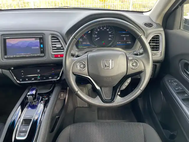 ホンダ ヴェゼル ハイブリッド X 鳥取県 2015(平27)年 6.9万km クリスタルブラックパール ワンオーナー/純正ナビ/フルセグ/CD/DVD/BT/USB/バックカメラ・ETC/シティブレーキアクティブシステム/クルーズコントロール/横滑り防止装置/電動パーキングブレーキ/LEDヘットライト/フォグライト/純正16インチアルミホイール/カーテンエアバッグ/パドルシフト/プッシュエンジンスタート/スペアキー/フロアマット/ドアバイザー