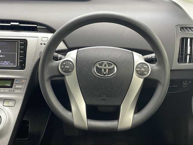 トヨタ プリウス S 沖縄県 2015(平27)年 9.6万km ホワイトパールクリスタルシャイン 純正ナビ　【NSCP-W64】/　(TV Bluetooth CD SD)/盗難防止装置　/スマートキー　/プッシュスタート　/ＥＴＣ　/ＬＥＤヘッドライト　/オートライト　/オートエアコン　/カーテンエアバック　/純正フロアマット/電動格納ミラー/ステアリングスイッチ