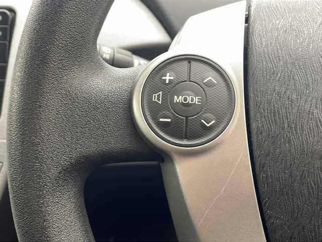 トヨタ プリウス S 沖縄県 2015(平27)年 9.6万km ホワイトパールクリスタルシャイン 純正ナビ　【NSCP-W64】/　(TV Bluetooth CD SD)/盗難防止装置　/スマートキー　/プッシュスタート　/ＥＴＣ　/ＬＥＤヘッドライト　/オートライト　/オートエアコン　/カーテンエアバック　/純正フロアマット/電動格納ミラー/ステアリングスイッチ