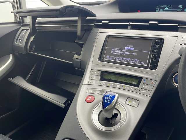 トヨタ プリウス S 沖縄県 2015(平27)年 9.6万km ホワイトパールクリスタルシャイン 純正ナビ　【NSCP-W64】/　(TV Bluetooth CD SD)/盗難防止装置　/スマートキー　/プッシュスタート　/ＥＴＣ　/ＬＥＤヘッドライト　/オートライト　/オートエアコン　/カーテンエアバック　/純正フロアマット/電動格納ミラー/ステアリングスイッチ