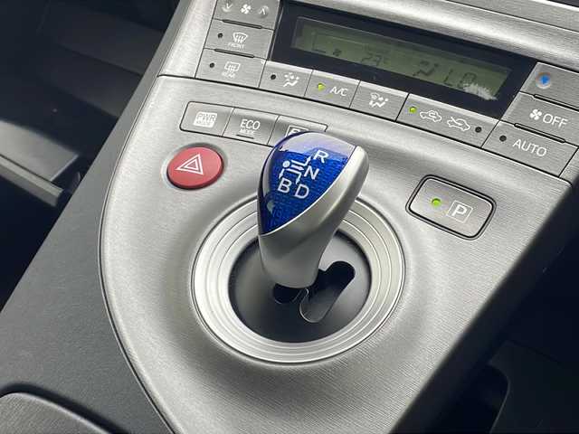 トヨタ プリウス S 沖縄県 2015(平27)年 9.6万km ホワイトパールクリスタルシャイン 純正ナビ　【NSCP-W64】/　(TV Bluetooth CD SD)/盗難防止装置　/スマートキー　/プッシュスタート　/ＥＴＣ　/ＬＥＤヘッドライト　/オートライト　/オートエアコン　/カーテンエアバック　/純正フロアマット/電動格納ミラー/ステアリングスイッチ