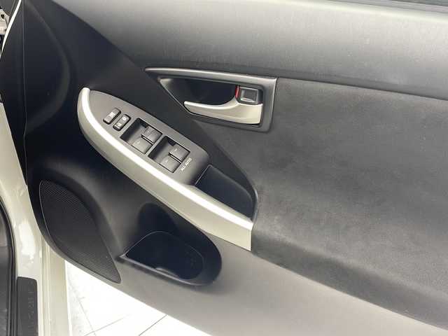 トヨタ プリウス S 沖縄県 2015(平27)年 9.6万km ホワイトパールクリスタルシャイン 純正ナビ　【NSCP-W64】/　(TV Bluetooth CD SD)/盗難防止装置　/スマートキー　/プッシュスタート　/ＥＴＣ　/ＬＥＤヘッドライト　/オートライト　/オートエアコン　/カーテンエアバック　/純正フロアマット/電動格納ミラー/ステアリングスイッチ