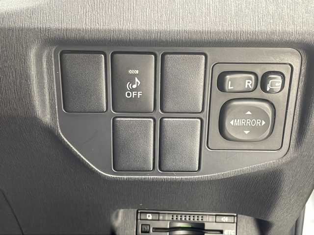 トヨタ プリウス S 沖縄県 2015(平27)年 9.6万km ホワイトパールクリスタルシャイン 純正ナビ　【NSCP-W64】/　(TV Bluetooth CD SD)/盗難防止装置　/スマートキー　/プッシュスタート　/ＥＴＣ　/ＬＥＤヘッドライト　/オートライト　/オートエアコン　/カーテンエアバック　/純正フロアマット/電動格納ミラー/ステアリングスイッチ