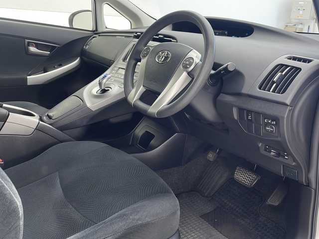 トヨタ プリウス S 沖縄県 2015(平27)年 9.6万km ホワイトパールクリスタルシャイン 純正ナビ　【NSCP-W64】/　(TV Bluetooth CD SD)/盗難防止装置　/スマートキー　/プッシュスタート　/ＥＴＣ　/ＬＥＤヘッドライト　/オートライト　/オートエアコン　/カーテンエアバック　/純正フロアマット/電動格納ミラー/ステアリングスイッチ