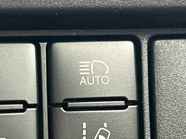 トヨタ ヴォクシー ハイブリッド ZS 煌 三重県 2018(平30)年 4.9万km ブラック /禁煙車//純正１０型ナビ(フルセグ/CD/DVD/BT/AM/FM)　//１２．８型フリップダウンモニター //バックカメラ //フロントカメラ//両側パワースライドドア//ドラレコ前後//シートヒーター //トヨタセーフティーセンス //クルコン //レーンキープアシスト //オートマチックハイビーム //LEDヘッドライト//ビルトインETC//ステアリングスイッチ