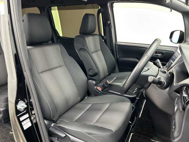 トヨタ ヴォクシー ハイブリッド ZS 煌 三重県 2018(平30)年 4.9万km ブラック /禁煙車//純正１０型ナビ(フルセグ/CD/DVD/BT/AM/FM)　//１２．８型フリップダウンモニター //バックカメラ //フロントカメラ//両側パワースライドドア//ドラレコ前後//シートヒーター //トヨタセーフティーセンス //クルコン //レーンキープアシスト //オートマチックハイビーム //LEDヘッドライト//ビルトインETC//ステアリングスイッチ