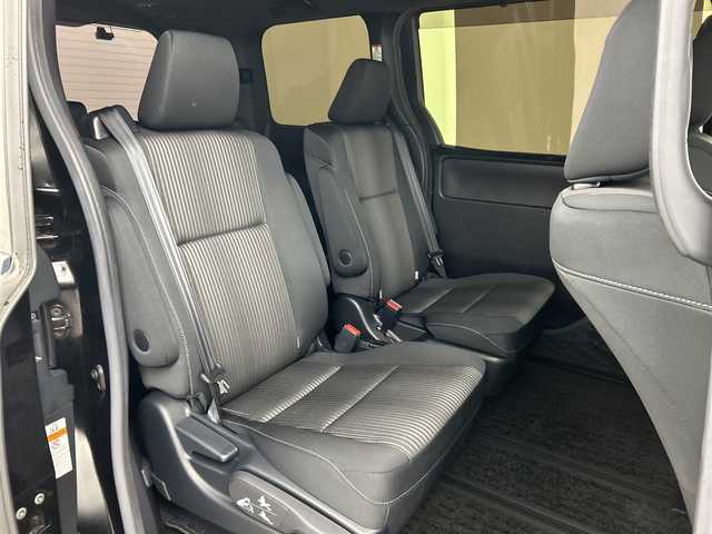 トヨタ ヴォクシー ハイブリッド ZS 煌 三重県 2018(平30)年 4.9万km ブラック /禁煙車//純正１０型ナビ(フルセグ/CD/DVD/BT/AM/FM)　//１２．８型フリップダウンモニター //バックカメラ //フロントカメラ//両側パワースライドドア//ドラレコ前後//シートヒーター //トヨタセーフティーセンス //クルコン //レーンキープアシスト //オートマチックハイビーム //LEDヘッドライト//ビルトインETC//ステアリングスイッチ