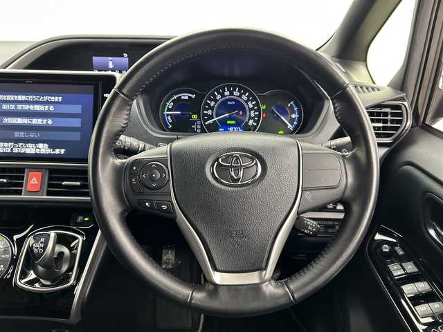 トヨタ ヴォクシー ハイブリッド ZS 煌 三重県 2018(平30)年 4.9万km ブラック /禁煙車//純正１０型ナビ(フルセグ/CD/DVD/BT/AM/FM)　//１２．８型フリップダウンモニター //バックカメラ //フロントカメラ//両側パワースライドドア//ドラレコ前後//シートヒーター //トヨタセーフティーセンス //クルコン //レーンキープアシスト //オートマチックハイビーム //LEDヘッドライト//ビルトインETC//ステアリングスイッチ