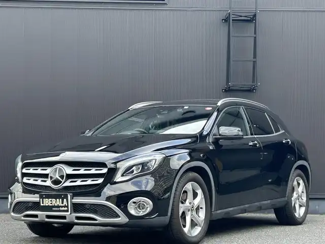 メルセデス・ベンツ ＧＬＡ１８０ 福岡県 2018(平30)年 1.6万km コスモスブラック レーダーセーフティーパッケージ/・アクティブディスタンスアシストディストロニック/・ブラインドスポットアシスト/・レーンキーピングアシスト/プレミアムパッケージ/・メモリ付きフルパワーシート/・電動ランバーサポート/・後席アームレスト/・トランクスルー機能/・リバースポジション機能付ドアミラー/・サングラスケース/・12V電源ソケット/・アンダーシートボックス/・シートバックポケット/・アンビエントライト/・ロジック7サラウンドサウンドシステム/・パノラミックスライディングルーフ/純正ナビ/フルセグTV/Bluetooth/ハーマンカードン/Bカメラ/ACC/ETC/電動リアゲート