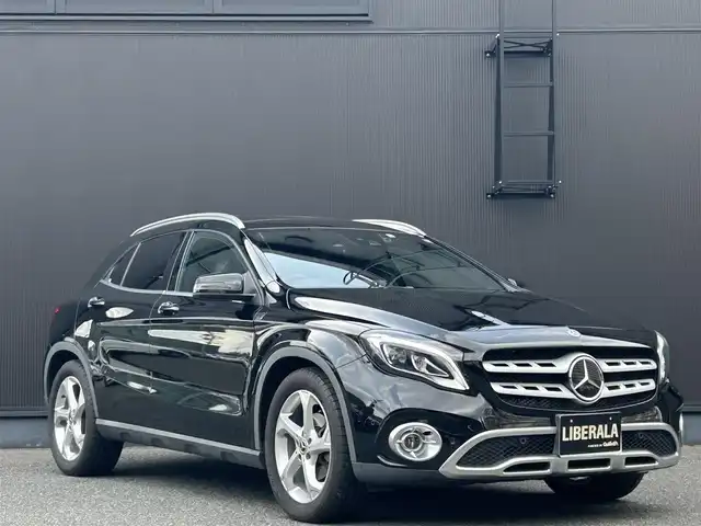 メルセデス・ベンツ ＧＬＡ１８０ 福岡県 2018(平30)年 1.6万km コスモスブラック レーダーセーフティーパッケージ/・アクティブディスタンスアシストディストロニック/・ブラインドスポットアシスト/・レーンキーピングアシスト/プレミアムパッケージ/・メモリ付きフルパワーシート/・電動ランバーサポート/・後席アームレスト/・トランクスルー機能/・リバースポジション機能付ドアミラー/・サングラスケース/・12V電源ソケット/・アンダーシートボックス/・シートバックポケット/・アンビエントライト/・ロジック7サラウンドサウンドシステム/・パノラミックスライディングルーフ/純正ナビ/フルセグTV/Bluetooth/ハーマンカードン/Bカメラ/ACC/ETC/電動リアゲート