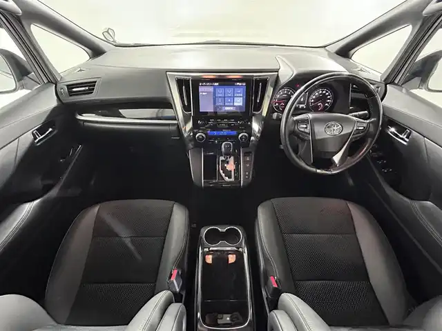 トヨタ アルファード S タイプゴールド 佐賀県 2020(令2)年 4.3万km ホワイトパールクリスタルシャイン 純正9インチディスプレイオーディオ/【Mirrorcast.Bluetooth】/純正12インチフリップダウンモニター/衝突被害軽減システム/デジタルインナールームミラー/ブラインドスポットモニター/レーダークルーズコントロール/ロードサインアシスト/レーンアシスト/パーキングサポートブレーキ/クリアランスソナー/オートマチックハイビーム/オートライト/両側パワースライドドア/パワーバックドア/ハーフレザーシート/セカンドシートオットマン/純正フロアマット/3眼LEDヘッドライト/フォグライト/純正18インチアルミホイール