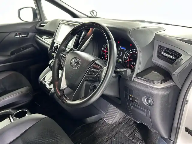 トヨタ アルファード S タイプゴールド 佐賀県 2020(令2)年 4.3万km ホワイトパールクリスタルシャイン 純正9インチディスプレイオーディオ/【Mirrorcast.Bluetooth】/純正12インチフリップダウンモニター/衝突被害軽減システム/デジタルインナールームミラー/ブラインドスポットモニター/レーダークルーズコントロール/ロードサインアシスト/レーンアシスト/パーキングサポートブレーキ/クリアランスソナー/オートマチックハイビーム/オートライト/両側パワースライドドア/パワーバックドア/ハーフレザーシート/セカンドシートオットマン/純正フロアマット/3眼LEDヘッドライト/フォグライト/純正18インチアルミホイール