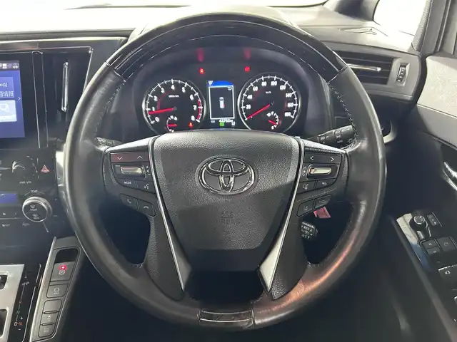 トヨタ アルファード S タイプゴールド 佐賀県 2020(令2)年 4.3万km ホワイトパールクリスタルシャイン 純正9インチディスプレイオーディオ/【Mirrorcast.Bluetooth】/純正12インチフリップダウンモニター/衝突被害軽減システム/デジタルインナールームミラー/ブラインドスポットモニター/レーダークルーズコントロール/ロードサインアシスト/レーンアシスト/パーキングサポートブレーキ/クリアランスソナー/オートマチックハイビーム/オートライト/両側パワースライドドア/パワーバックドア/ハーフレザーシート/セカンドシートオットマン/純正フロアマット/3眼LEDヘッドライト/フォグライト/純正18インチアルミホイール