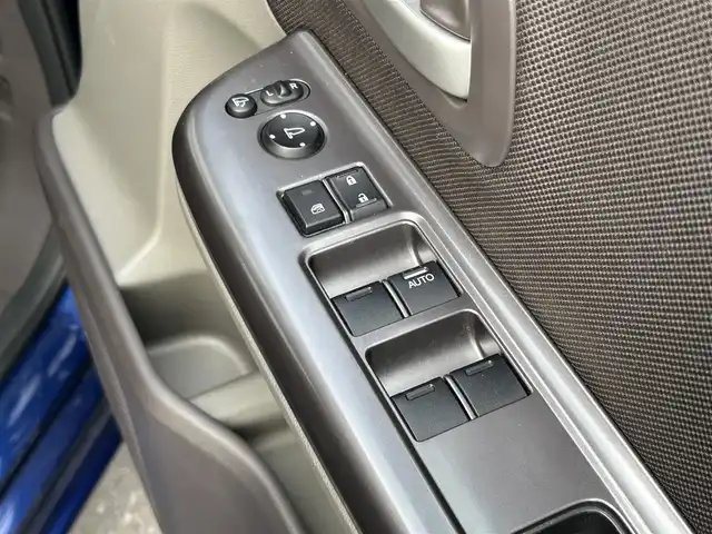 ホンダ フリード G 道東・釧路十勝 2017(平29)年 5.9万km コバルトブルーパール ・4WD/・寒冷地仕様/・社外ナビTV/　BT/CD/DVD/SD/フルセグ/・純正ビルトインETC/・衝突軽減ブレーキ/・レーンキープアシスト/・横滑り防止/・アイドリングストップ/・両側パワースライドドア/・前席シートヒーター/・ステアリングリモコン/・プッシュスタート/・スマートキー×2/・純正エンジンスターター/・純正フロアマット/・社外15インチAW/・社外スタッドレス積込（185/65/R15）/・ヘッドランププレベライザー/・フロントフォグランプ/・ドアミラーウィンカー/・ドアバイザー/・Rワイパー/・保証書/・取扱説明書