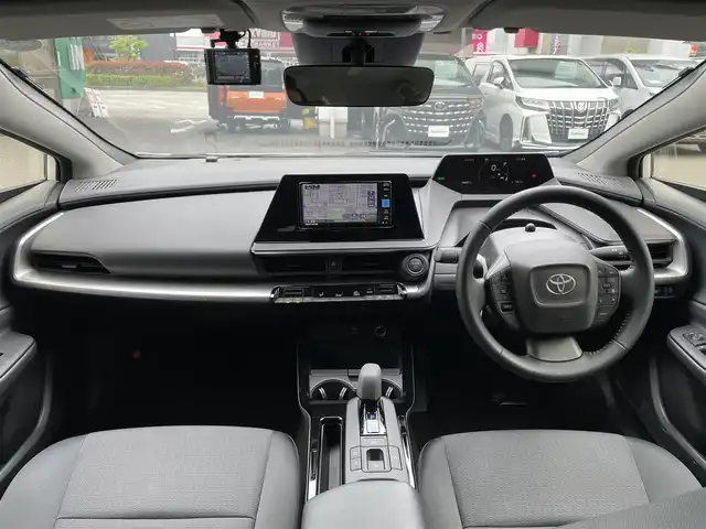 トヨタ プリウス X 愛知県 2024(令6)年 0.5万km スーパーホワイトⅡ 純正SDナビ（NMZK-W73D）/フルセグTV・Bluetooth・USB・CD・DVD・AM・FM/バックカメラ/トヨタセーフティセンス/・プリクラッシュセーフティ（PCS）/・ブラインドスポットモニター（BSM）/・レーダークルーズコントロール/・レーンディパーチャーアラート/・クリアランスソナー/・プロアクティブドライビングアシスト（PDA）/・リヤクロストラフィックアラート（RCTA）/・パーキングサポートブレーキ（PKSB）/・ロードサインアシスト（RSA）/・後方車両接近告知/・安心降車アシスト/・オートハイビーム/LEDヘッドライト/オートライト/ビルトインETC/前後ドライブレコーダー（TZーDR210）/スペアタイヤ/AC100V1500Wアクセサリーコンセント/スマートキー/プッシュスタート/純正フロアマット/純正ドアバイザー/スペアキー/取扱説明書/保証書