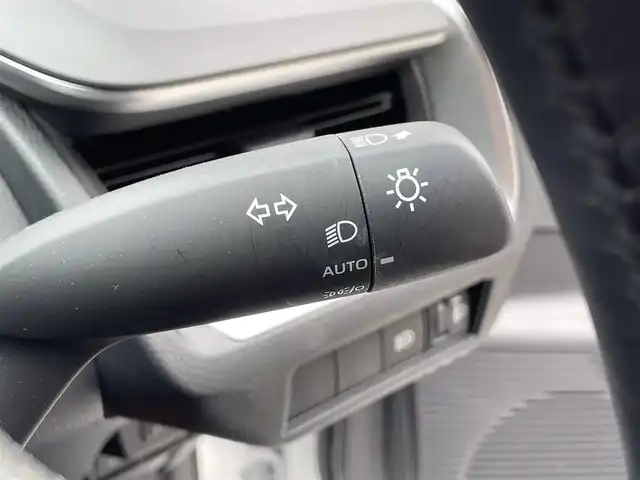 トヨタ プリウス X 愛知県 2024(令6)年 0.5万km スーパーホワイトⅡ 純正SDナビ（NMZK-W73D）/フルセグTV・Bluetooth・USB・CD・DVD・AM・FM/バックカメラ/トヨタセーフティセンス/・プリクラッシュセーフティ（PCS）/・ブラインドスポットモニター（BSM）/・レーダークルーズコントロール/・レーンディパーチャーアラート/・クリアランスソナー/・プロアクティブドライビングアシスト（PDA）/・リヤクロストラフィックアラート（RCTA）/・パーキングサポートブレーキ（PKSB）/・ロードサインアシスト（RSA）/・後方車両接近告知/・安心降車アシスト/・オートハイビーム/LEDヘッドライト/オートライト/ビルトインETC/前後ドライブレコーダー（TZーDR210）/スペアタイヤ/AC100V1500Wアクセサリーコンセント/スマートキー/プッシュスタート/純正フロアマット/純正ドアバイザー/スペアキー/取扱説明書/保証書