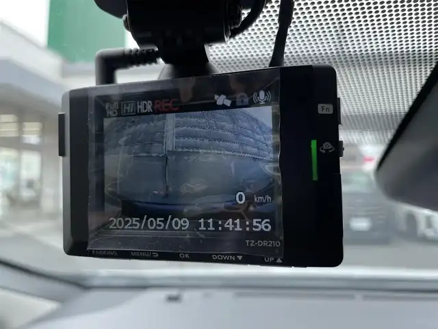 トヨタ プリウス X 愛知県 2024(令6)年 0.5万km スーパーホワイトⅡ 純正SDナビ（NMZK-W73D）/フルセグTV・Bluetooth・USB・CD・DVD・AM・FM/バックカメラ/トヨタセーフティセンス/・プリクラッシュセーフティ（PCS）/・ブラインドスポットモニター（BSM）/・レーダークルーズコントロール/・レーンディパーチャーアラート/・クリアランスソナー/・プロアクティブドライビングアシスト（PDA）/・リヤクロストラフィックアラート（RCTA）/・パーキングサポートブレーキ（PKSB）/・ロードサインアシスト（RSA）/・後方車両接近告知/・安心降車アシスト/・オートハイビーム/LEDヘッドライト/オートライト/ビルトインETC/前後ドライブレコーダー（TZーDR210）/スペアタイヤ/AC100V1500Wアクセサリーコンセント/スマートキー/プッシュスタート/純正フロアマット/純正ドアバイザー/スペアキー/取扱説明書/保証書