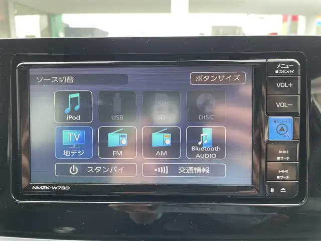 トヨタ プリウス X 愛知県 2024(令6)年 0.5万km スーパーホワイトⅡ 純正SDナビ（NMZK-W73D）/フルセグTV・Bluetooth・USB・CD・DVD・AM・FM/バックカメラ/トヨタセーフティセンス/・プリクラッシュセーフティ（PCS）/・ブラインドスポットモニター（BSM）/・レーダークルーズコントロール/・レーンディパーチャーアラート/・クリアランスソナー/・プロアクティブドライビングアシスト（PDA）/・リヤクロストラフィックアラート（RCTA）/・パーキングサポートブレーキ（PKSB）/・ロードサインアシスト（RSA）/・後方車両接近告知/・安心降車アシスト/・オートハイビーム/LEDヘッドライト/オートライト/ビルトインETC/前後ドライブレコーダー（TZーDR210）/スペアタイヤ/AC100V1500Wアクセサリーコンセント/スマートキー/プッシュスタート/純正フロアマット/純正ドアバイザー/スペアキー/取扱説明書/保証書