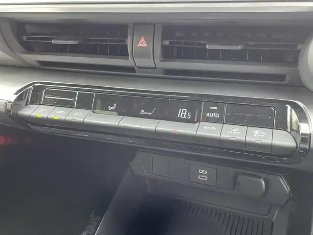 トヨタ プリウス X 愛知県 2024(令6)年 0.5万km スーパーホワイトⅡ 純正SDナビ（NMZK-W73D）/フルセグTV・Bluetooth・USB・CD・DVD・AM・FM/バックカメラ/トヨタセーフティセンス/・プリクラッシュセーフティ（PCS）/・ブラインドスポットモニター（BSM）/・レーダークルーズコントロール/・レーンディパーチャーアラート/・クリアランスソナー/・プロアクティブドライビングアシスト（PDA）/・リヤクロストラフィックアラート（RCTA）/・パーキングサポートブレーキ（PKSB）/・ロードサインアシスト（RSA）/・後方車両接近告知/・安心降車アシスト/・オートハイビーム/LEDヘッドライト/オートライト/ビルトインETC/前後ドライブレコーダー（TZーDR210）/スペアタイヤ/AC100V1500Wアクセサリーコンセント/スマートキー/プッシュスタート/純正フロアマット/純正ドアバイザー/スペアキー/取扱説明書/保証書