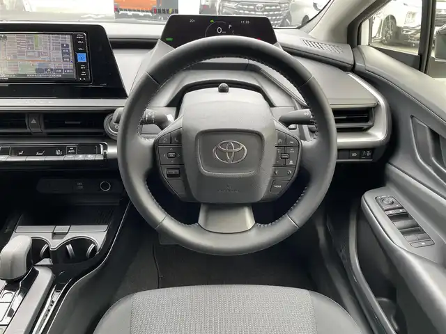 トヨタ プリウス X 愛知県 2024(令6)年 0.5万km スーパーホワイトⅡ 純正SDナビ（NMZK-W73D）/フルセグTV・Bluetooth・USB・CD・DVD・AM・FM/バックカメラ/トヨタセーフティセンス/・プリクラッシュセーフティ（PCS）/・ブラインドスポットモニター（BSM）/・レーダークルーズコントロール/・レーンディパーチャーアラート/・クリアランスソナー/・プロアクティブドライビングアシスト（PDA）/・リヤクロストラフィックアラート（RCTA）/・パーキングサポートブレーキ（PKSB）/・ロードサインアシスト（RSA）/・後方車両接近告知/・安心降車アシスト/・オートハイビーム/LEDヘッドライト/オートライト/ビルトインETC/前後ドライブレコーダー（TZーDR210）/スペアタイヤ/AC100V1500Wアクセサリーコンセント/スマートキー/プッシュスタート/純正フロアマット/純正ドアバイザー/スペアキー/取扱説明書/保証書