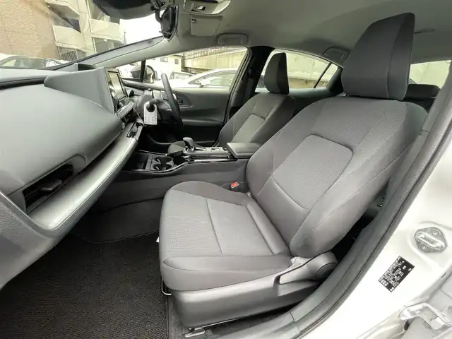 トヨタ プリウス X 愛知県 2024(令6)年 0.5万km スーパーホワイトⅡ 純正SDナビ（NMZK-W73D）/フルセグTV・Bluetooth・USB・CD・DVD・AM・FM/バックカメラ/トヨタセーフティセンス/・プリクラッシュセーフティ（PCS）/・ブラインドスポットモニター（BSM）/・レーダークルーズコントロール/・レーンディパーチャーアラート/・クリアランスソナー/・プロアクティブドライビングアシスト（PDA）/・リヤクロストラフィックアラート（RCTA）/・パーキングサポートブレーキ（PKSB）/・ロードサインアシスト（RSA）/・後方車両接近告知/・安心降車アシスト/・オートハイビーム/LEDヘッドライト/オートライト/ビルトインETC/前後ドライブレコーダー（TZーDR210）/スペアタイヤ/AC100V1500Wアクセサリーコンセント/スマートキー/プッシュスタート/純正フロアマット/純正ドアバイザー/スペアキー/取扱説明書/保証書
