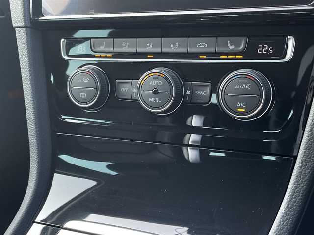 フォルクスワーゲン ゴルフ ヴァリアント TDI ハイライン マイスター 三重県 2020(令2)年 3.6万km ディープブラックパールエフェクト ACC/DYNAUDIOサウンド/プリクラッシュブレーキ/レーンキープ/ブラインドスポット/デジタルメータークラスター/ブラックレザーシート/シートヒーター/パワーシート /純正ナビ/バックカメラ/フルセグTV/純正専用17インチアルミホイール/ドライブレコーダー/AppleCarPlay/AndroidAuto/LEDヘッドライト/オートライト/保証書/スペアキー