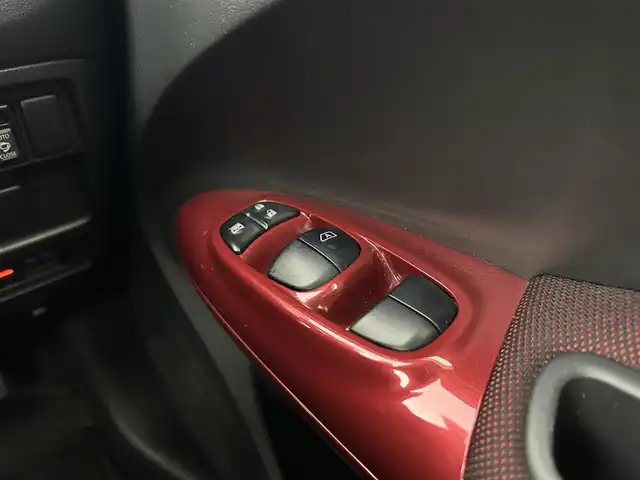 日産 ジューク 15RX タイプV 千葉県 2011(平23)年 7.4万km サファイアブラック 禁煙車/純正メモリナビ/・型番：HS511D-W/・CD/DVD/AUX/USB/Bluetooth/フルセグTV/・バックカメラ/・ビルトインETC/革巻きステアリング/純正フロアマット/純正ドアバイザー/社外16インチAW/電動格納ウインカーミラー/オートライト/・LEDヘッドライト/・フォグランプ
