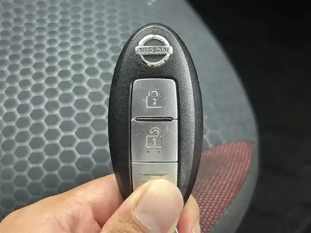 日産 ジューク 15RX タイプV 千葉県 2011(平23)年 7.4万km サファイアブラック 禁煙車/純正メモリナビ/・型番：HS511D-W/・CD/DVD/AUX/USB/Bluetooth/フルセグTV/・バックカメラ/・ビルトインETC/革巻きステアリング/純正フロアマット/純正ドアバイザー/社外16インチAW/電動格納ウインカーミラー/オートライト/・LEDヘッドライト/・フォグランプ