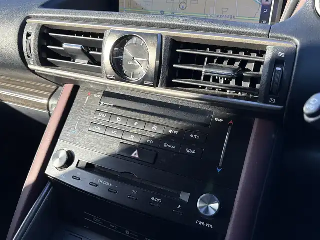 レクサス ＩＳ 300h バージョンL 大分県 2017(平29)年 8.4万km マーキュリーグレーマイカ ・ナビ(CD/DVD/SD/USB/AUX)/・バックカメラ/・フルセグテレビ/・プリクラッシュセーフティ/・レーンキープアシスト/・レーダークルーズコントロール/・コーナーセンサー/・ドライブレコーダー/・ETC2.0/・パワーシート/・シートメモリー/・シートヒーター/・シートクーラー/・ステアリングリモコン/・スマートキー/・プッシュスタートボタン