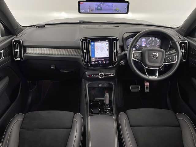 ボルボ ボルボ ＸＣ４０ B4 AWD Rデザイン 愛知県 2022(令4)年 1.1万km デニムブルーメタリック /禁煙車//4WD//純正ナビ//フルセグTV/FM/Bluetooth/USB/iPod//AppleCarPlay/AndroidAuto//ETC//360°ビューカメラ//シティセーフティ//アダプティブクルーズコントロール//ブラインドスポットインフォメーション//前後パーキングセンサー//アダプティブLEDヘッドライト//オートライト//アクティブハイビームアシスト//ルーフレール//パワーバックドア//R-Design専用ヌバック&ファインナッパレザーシート//前席パワーシート//前席・後席シートヒーター//R-Design専用アルミニウムインテリア&スポーツペダル//harmankardonプレミアムサウンド//アンビエントライト//ワイヤレス充電器//電子パーキングブレーキ//ブレーキホールド//純正19インチアルミホイール//タイヤ空気圧モニタリング//革巻きステアリング//ステアリングスイッチ//ステアリングヒーター//プッシュスタート//電動格納ミラー//アイドリングストップ//新車保証書・取扱説明書//スペアキー