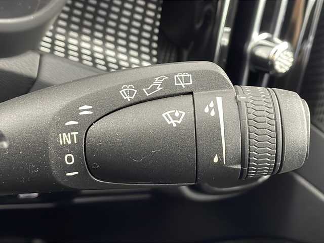 ボルボ ボルボ ＸＣ４０ B4 AWD Rデザイン 愛知県 2022(令4)年 1.1万km デニムブルーメタリック /禁煙車//4WD//純正ナビ//フルセグTV/FM/Bluetooth/USB/iPod//AppleCarPlay/AndroidAuto//ETC//360°ビューカメラ//シティセーフティ//アダプティブクルーズコントロール//ブラインドスポットインフォメーション//前後パーキングセンサー//アダプティブLEDヘッドライト//オートライト//アクティブハイビームアシスト//ルーフレール//パワーバックドア//R-Design専用ヌバック&ファインナッパレザーシート//前席パワーシート//前席・後席シートヒーター//R-Design専用アルミニウムインテリア&スポーツペダル//harmankardonプレミアムサウンド//アンビエントライト//ワイヤレス充電器//電子パーキングブレーキ//ブレーキホールド//純正19インチアルミホイール//タイヤ空気圧モニタリング//革巻きステアリング//ステアリングスイッチ//ステアリングヒーター//プッシュスタート//電動格納ミラー//アイドリングストップ//新車保証書・取扱説明書//スペアキー