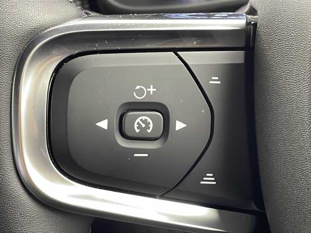 ボルボ ボルボ ＸＣ４０ B4 AWD Rデザイン 愛知県 2022(令4)年 1.1万km デニムブルーメタリック /禁煙車//4WD//純正ナビ//フルセグTV/FM/Bluetooth/USB/iPod//AppleCarPlay/AndroidAuto//ETC//360°ビューカメラ//シティセーフティ//アダプティブクルーズコントロール//ブラインドスポットインフォメーション//前後パーキングセンサー//アダプティブLEDヘッドライト//オートライト//アクティブハイビームアシスト//ルーフレール//パワーバックドア//R-Design専用ヌバック&ファインナッパレザーシート//前席パワーシート//前席・後席シートヒーター//R-Design専用アルミニウムインテリア&スポーツペダル//harmankardonプレミアムサウンド//アンビエントライト//ワイヤレス充電器//電子パーキングブレーキ//ブレーキホールド//純正19インチアルミホイール//タイヤ空気圧モニタリング//革巻きステアリング//ステアリングスイッチ//ステアリングヒーター//プッシュスタート//電動格納ミラー//アイドリングストップ//新車保証書・取扱説明書//スペアキー