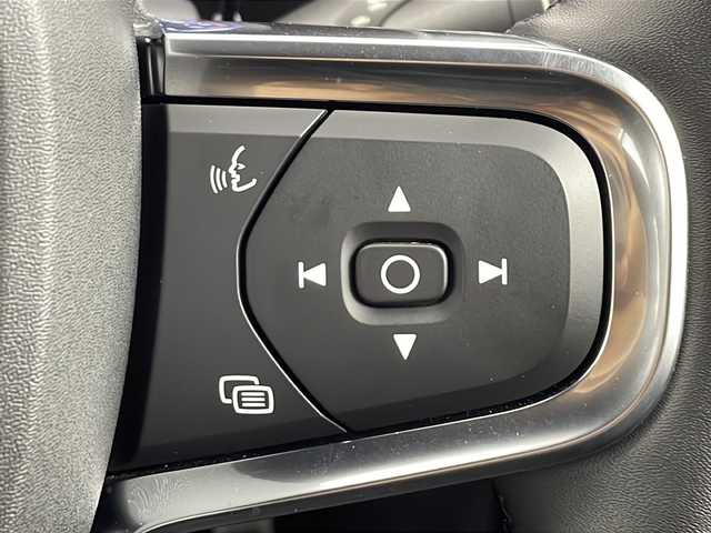 ボルボ ボルボ ＸＣ４０ B4 AWD Rデザイン 愛知県 2022(令4)年 1.1万km デニムブルーメタリック /禁煙車//4WD//純正ナビ//フルセグTV/FM/Bluetooth/USB/iPod//AppleCarPlay/AndroidAuto//ETC//360°ビューカメラ//シティセーフティ//アダプティブクルーズコントロール//ブラインドスポットインフォメーション//前後パーキングセンサー//アダプティブLEDヘッドライト//オートライト//アクティブハイビームアシスト//ルーフレール//パワーバックドア//R-Design専用ヌバック&ファインナッパレザーシート//前席パワーシート//前席・後席シートヒーター//R-Design専用アルミニウムインテリア&スポーツペダル//harmankardonプレミアムサウンド//アンビエントライト//ワイヤレス充電器//電子パーキングブレーキ//ブレーキホールド//純正19インチアルミホイール//タイヤ空気圧モニタリング//革巻きステアリング//ステアリングスイッチ//ステアリングヒーター//プッシュスタート//電動格納ミラー//アイドリングストップ//新車保証書・取扱説明書//スペアキー