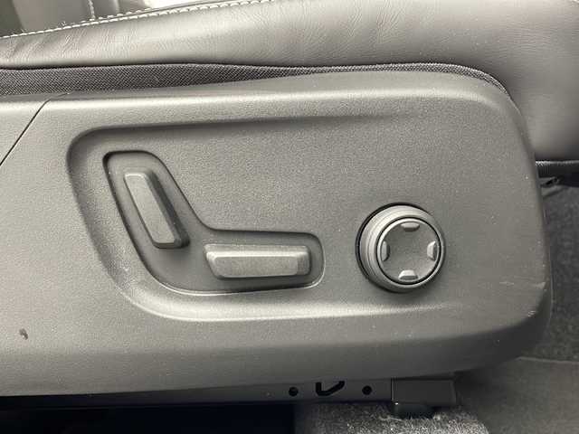 ボルボ ボルボ ＸＣ４０ B4 AWD Rデザイン 愛知県 2022(令4)年 1.1万km デニムブルーメタリック /禁煙車//4WD//純正ナビ//フルセグTV/FM/Bluetooth/USB/iPod//AppleCarPlay/AndroidAuto//ETC//360°ビューカメラ//シティセーフティ//アダプティブクルーズコントロール//ブラインドスポットインフォメーション//前後パーキングセンサー//アダプティブLEDヘッドライト//オートライト//アクティブハイビームアシスト//ルーフレール//パワーバックドア//R-Design専用ヌバック&ファインナッパレザーシート//前席パワーシート//前席・後席シートヒーター//R-Design専用アルミニウムインテリア&スポーツペダル//harmankardonプレミアムサウンド//アンビエントライト//ワイヤレス充電器//電子パーキングブレーキ//ブレーキホールド//純正19インチアルミホイール//タイヤ空気圧モニタリング//革巻きステアリング//ステアリングスイッチ//ステアリングヒーター//プッシュスタート//電動格納ミラー//アイドリングストップ//新車保証書・取扱説明書//スペアキー