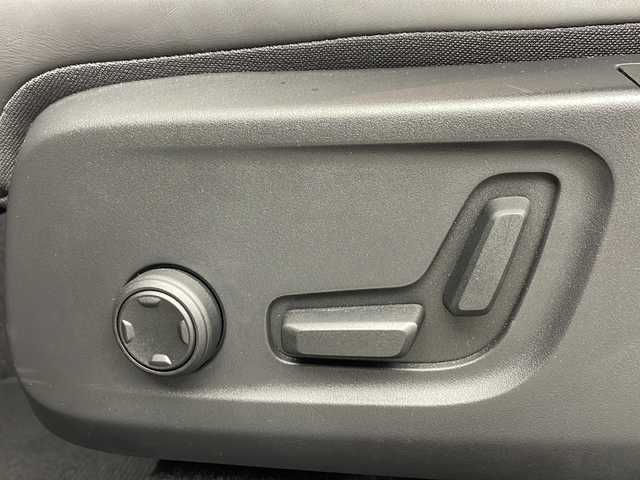 ボルボ ボルボ ＸＣ４０ B4 AWD Rデザイン 愛知県 2022(令4)年 1.1万km デニムブルーメタリック /禁煙車//4WD//純正ナビ//フルセグTV/FM/Bluetooth/USB/iPod//AppleCarPlay/AndroidAuto//ETC//360°ビューカメラ//シティセーフティ//アダプティブクルーズコントロール//ブラインドスポットインフォメーション//前後パーキングセンサー//アダプティブLEDヘッドライト//オートライト//アクティブハイビームアシスト//ルーフレール//パワーバックドア//R-Design専用ヌバック&ファインナッパレザーシート//前席パワーシート//前席・後席シートヒーター//R-Design専用アルミニウムインテリア&スポーツペダル//harmankardonプレミアムサウンド//アンビエントライト//ワイヤレス充電器//電子パーキングブレーキ//ブレーキホールド//純正19インチアルミホイール//タイヤ空気圧モニタリング//革巻きステアリング//ステアリングスイッチ//ステアリングヒーター//プッシュスタート//電動格納ミラー//アイドリングストップ//新車保証書・取扱説明書//スペアキー