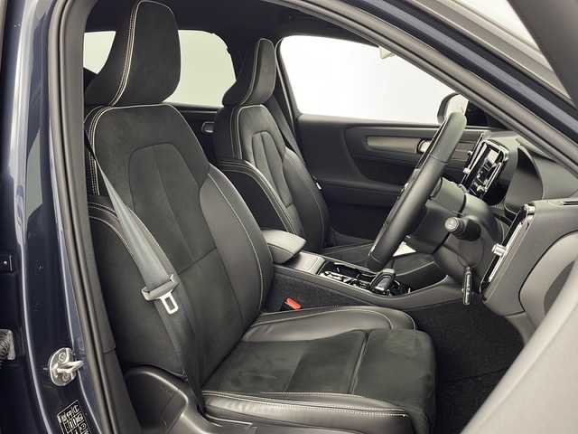 ボルボ ボルボ ＸＣ４０ B4 AWD Rデザイン 愛知県 2022(令4)年 1.1万km デニムブルーメタリック /禁煙車//4WD//純正ナビ//フルセグTV/FM/Bluetooth/USB/iPod//AppleCarPlay/AndroidAuto//ETC//360°ビューカメラ//シティセーフティ//アダプティブクルーズコントロール//ブラインドスポットインフォメーション//前後パーキングセンサー//アダプティブLEDヘッドライト//オートライト//アクティブハイビームアシスト//ルーフレール//パワーバックドア//R-Design専用ヌバック&ファインナッパレザーシート//前席パワーシート//前席・後席シートヒーター//R-Design専用アルミニウムインテリア&スポーツペダル//harmankardonプレミアムサウンド//アンビエントライト//ワイヤレス充電器//電子パーキングブレーキ//ブレーキホールド//純正19インチアルミホイール//タイヤ空気圧モニタリング//革巻きステアリング//ステアリングスイッチ//ステアリングヒーター//プッシュスタート//電動格納ミラー//アイドリングストップ//新車保証書・取扱説明書//スペアキー