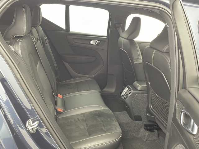 ボルボ ボルボ ＸＣ４０ B4 AWD Rデザイン 愛知県 2022(令4)年 1.1万km デニムブルーメタリック /禁煙車//4WD//純正ナビ//フルセグTV/FM/Bluetooth/USB/iPod//AppleCarPlay/AndroidAuto//ETC//360°ビューカメラ//シティセーフティ//アダプティブクルーズコントロール//ブラインドスポットインフォメーション//前後パーキングセンサー//アダプティブLEDヘッドライト//オートライト//アクティブハイビームアシスト//ルーフレール//パワーバックドア//R-Design専用ヌバック&ファインナッパレザーシート//前席パワーシート//前席・後席シートヒーター//R-Design専用アルミニウムインテリア&スポーツペダル//harmankardonプレミアムサウンド//アンビエントライト//ワイヤレス充電器//電子パーキングブレーキ//ブレーキホールド//純正19インチアルミホイール//タイヤ空気圧モニタリング//革巻きステアリング//ステアリングスイッチ//ステアリングヒーター//プッシュスタート//電動格納ミラー//アイドリングストップ//新車保証書・取扱説明書//スペアキー